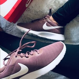 Nike tanjun running shoes Smoky mauve